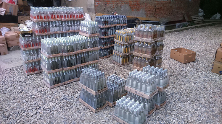 На Прикарпатті припинено діяльність підпільного цеху з виробництва фальсифікованого алкоголю (фото)