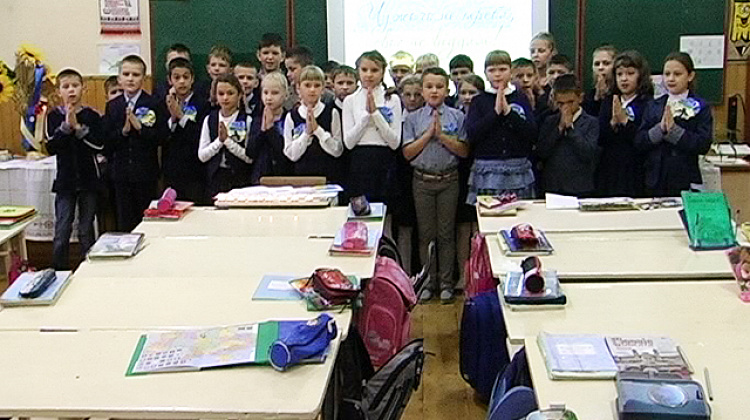 Коломийські школярі моляться за українських військових (відео)