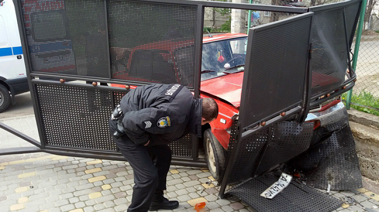 У Коломиї водій врізався у ворота приватного обійстя (фото)