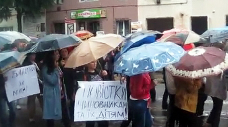 У Снятині жінки перекрили дорогу (відео)
