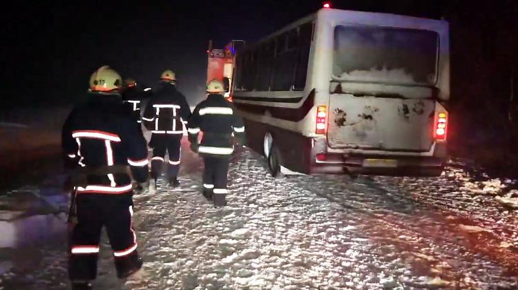 Городенківські рятувальники буксирували автобус (фото)