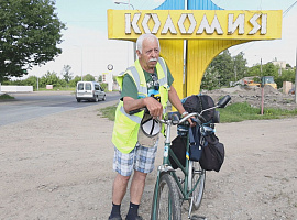 65-ти літній чоловік велосипедом їде з Полтавщини до Верховини (відео)
