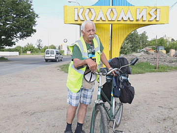 65-ти літній чоловік велосипедом їде з Полтавщини до Верховини (відео)