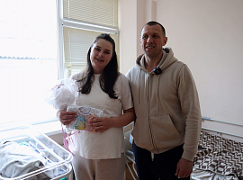 У Коломийському пологовому новонародженим дарували їхні перші вишиванки