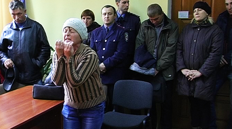 На Коломийщині побили 17-річного хлопця, юнак у реанімації, а мати погрожує себе спалити (відео)