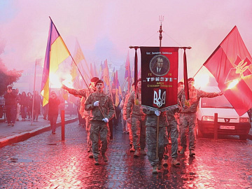 Смолоскипна хода та ватра в середмісті: у Коломиї відбувся патріотичний фестиваль (відео)