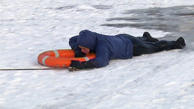 У Коломиї рятували чоловіка, який провалився під кригу (відео)