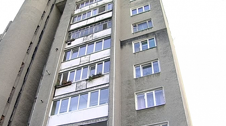 У Коломиї з вікна багатоповерхівки викидають пакети зі сміттям (відео)