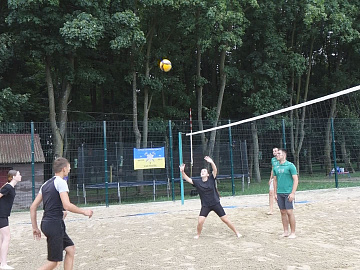 У Коломиї триває літній відкритий чемпіонат міста з волейболу (відео)