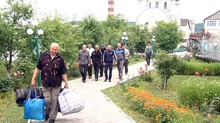 З Коломийської виправної колонії на волю вийшло 160 засуджених (відео)