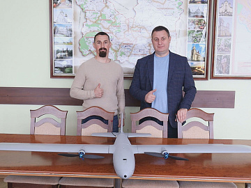 На Коломийщині родичі полеглого воїна передали дрон для військових (відео)