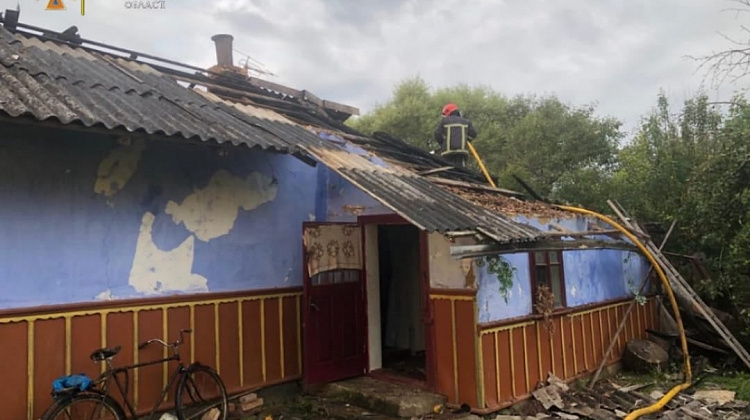 Рятувальники приборкали займання житлового будинку на Коломийщині