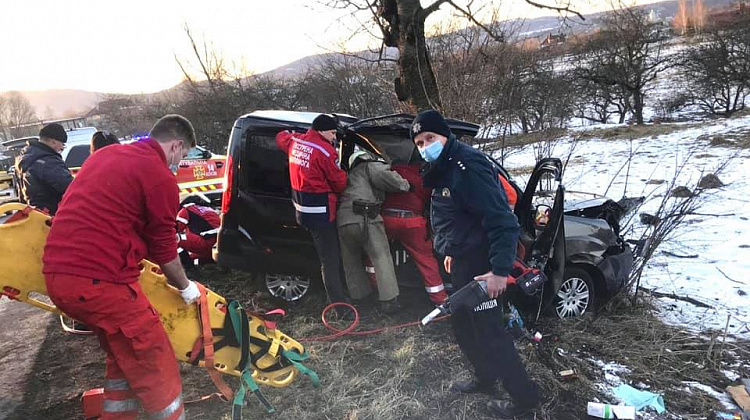 На Косівщині у ДТП загинули водій та пасажир автомобіля (фото)