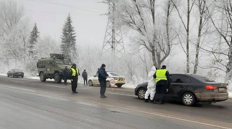 Поліція, медики, рятувальники: на Івано-Франківщині встановили контрольно-пропускні пункти (фото)