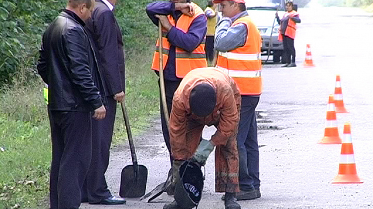 Дорогу із Коломиї до Городенки почали ремонтувати (відео)