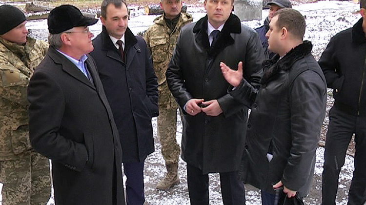 Голова Івано-Франківської ОДА перевірив, як ремонтують військову частину у Коломиї (відео)
