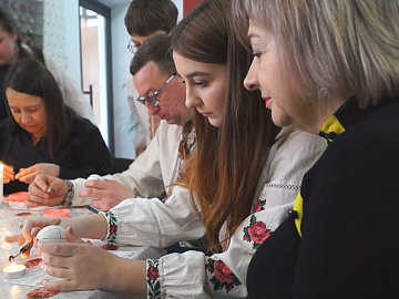 У Коломиї діти вчили писати писанки своїх батьків (відео)