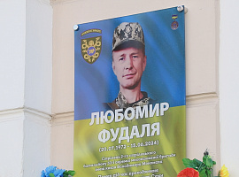 На фасаді Коломийського ліцею №1 встановили пам'ятну дошку Героєві (відео)