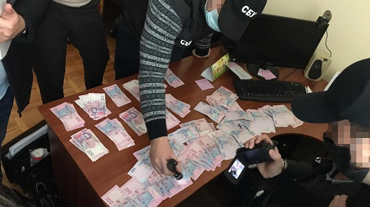 СБУ викрила на вимаганні хабарів менеджера Івано-Франківської філії телеканалу, який частково перебуває у державній власності