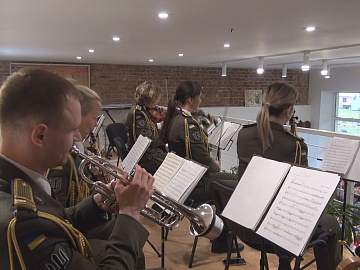 Заслужений академічний ансамбль пісні і танцю Збройних Сил України завітав у Коломию (відео)