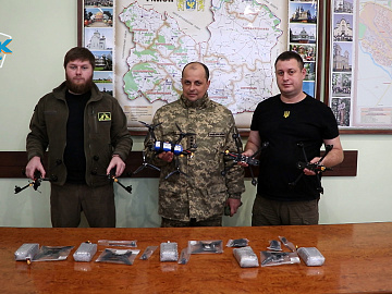 5 FPV-дронів для військових передала родина Грабовецьких з Коломиї (відео)
