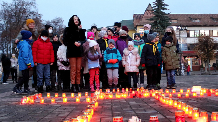 Коломияни вшанували пам'ять жертв голодоморів акцією «Запали свічку» (фото)