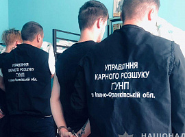 Поліцейські затримали двох братів, які обкрадали держустанови та офіси (відео) Поліцейські затримали двох братів, які обкрадали держустанови та офіси (відео)