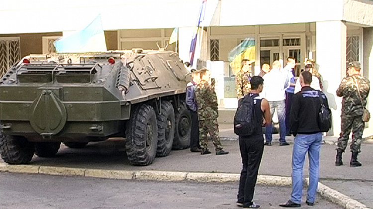 БТР біля міліції. Коломияни вимагають повернути начальника Остапа Білейчука (відео)