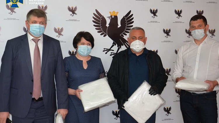 СБУ передала засоби індивідуального захисту лікарням Прикарпаття