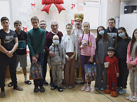 Дарунки від Миколая для дітей з онкологічними захворюваннями (відео)