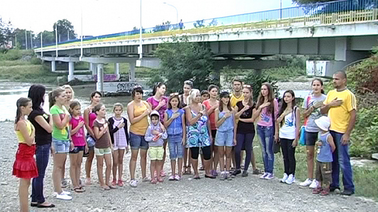 Найбільший міст на Коломийщині став синьо-жовтим (відео)