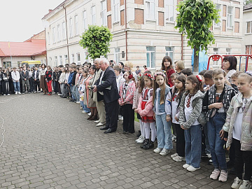 На подвір'ї Коломийського ліцею №5 встановили скульптуру «Кобзар» (відео)