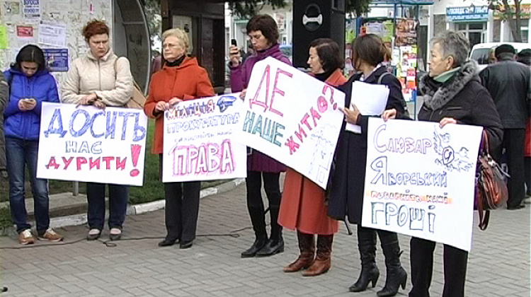 Коломияни вийшли на акцію протесту та перекрили рух (відео)