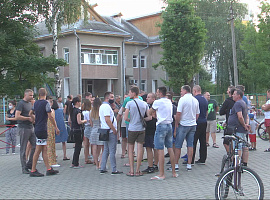 Мешканці Леонтовича продовжують сперечатися щодо руху авто біля навчальних закладів (відео) Мешканці Леонтовича продовжують сперечатися щодо руху авто біля навчальних закладів (відео)