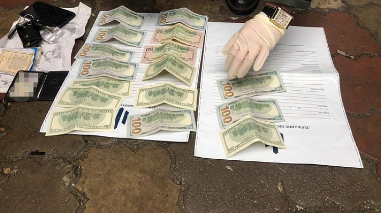 СБУ викрила посадовця поліції, який підозрюється в отриманні грошей від власника арештованого автомобіля