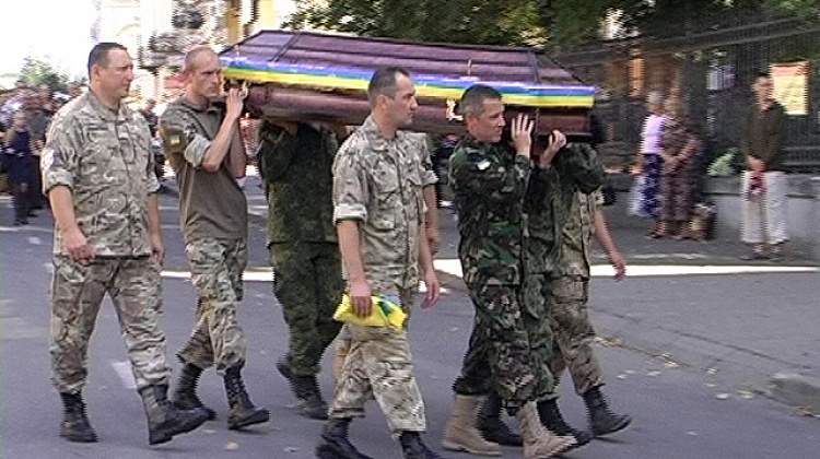 Коломийщина попрощалася з бійцем, який помер від раку легенів (відео)