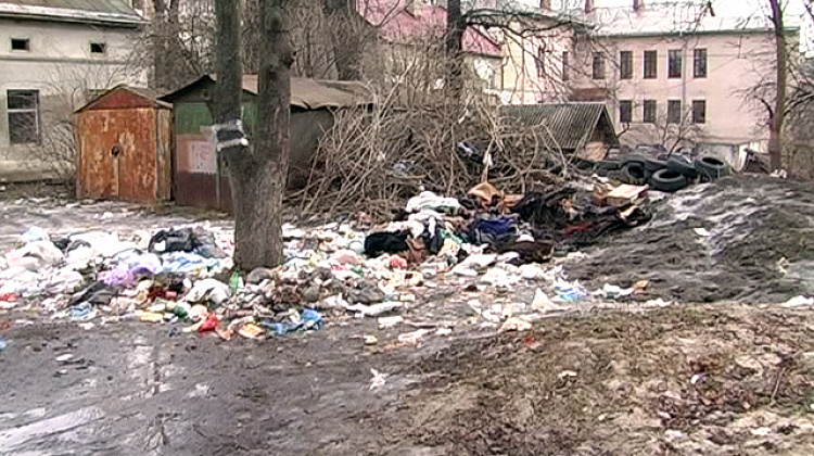 Коломияни у центрі міста створили стихійне сміттєзвалище (відео)