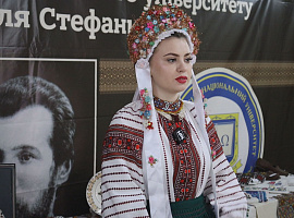 Давній одяг та унікальні світлини: у Коломиї студенти збирали старожитності (відео)