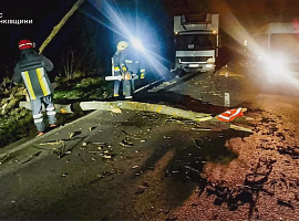 Рятувальники ліквідовують наслідки негоди на Прикарпатті (відео)