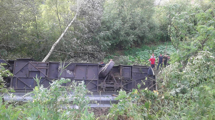 ДТП на Тернопільщині: автобус з коломийськими туристами впав у прірву (фото)