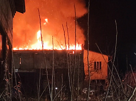 У Коломиї сталася пожежа в приміщенні колишнього деревообробного заводу (відео)