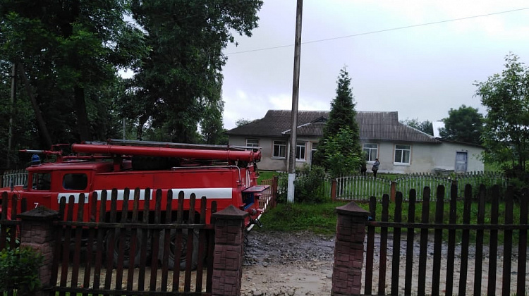 Вогнеборці приборкали займання в будинку культури у Коломийському районі