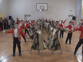 У Коломийському ліцеї №9 відбувся благодійний бал (відео)