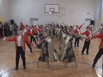 У Коломийському ліцеї №9 відбувся благодійний бал (відео)