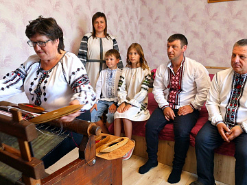 Родина ткачів з Воскресінців продовжує ремесло предків (відео)