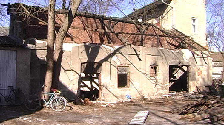 У Коломиї комунальники розбирають господарські споруди (відео)