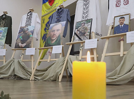 У Коломиї дружини і матері принесли вишиванки загиблих чоловіків та синів