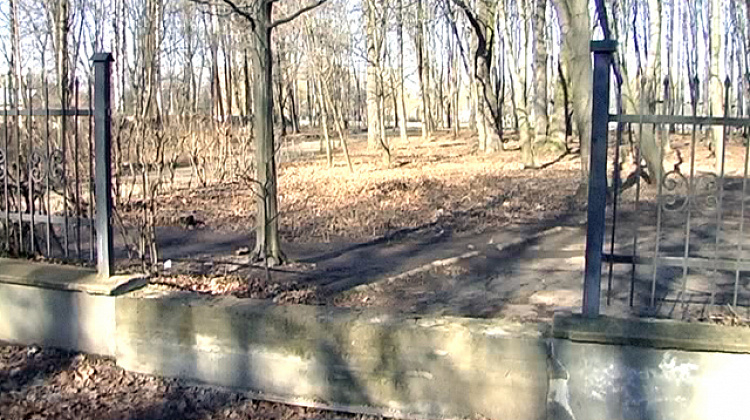 У Коломиї вандали пошкодили огорожу єврейського кладовища (відео)