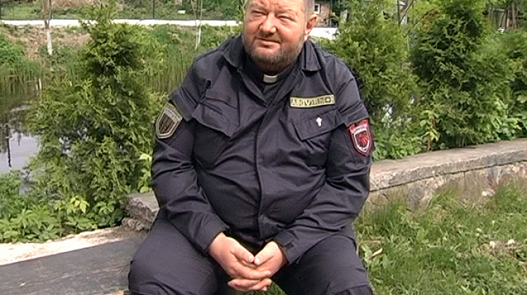Священик з Коломийщини майже рік їздить на фронт (відео)
