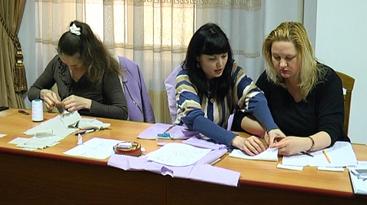 У Коломиї вчили шити покутську сорочку (відео)